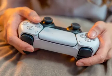 Persona jugando juegos de ps5