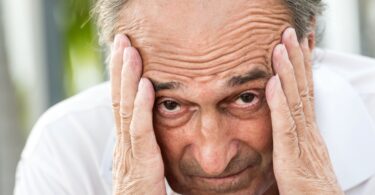 Persona padece los primeros síntomas de Alzheimer