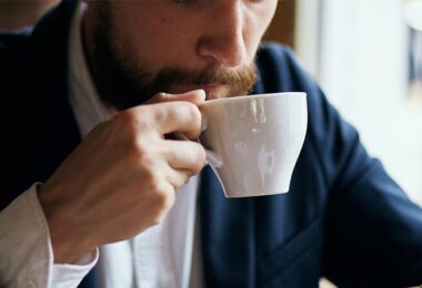 Persona con hígado graso bebe un café