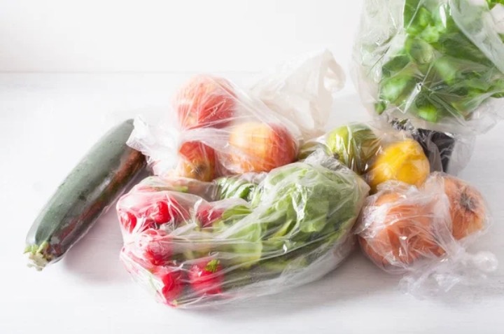 Frutas y verduras en bolsas de plástico