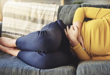 Mujer con problemas hepáticos